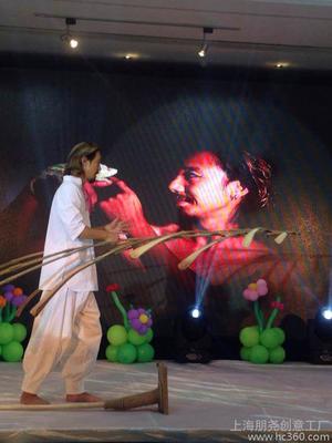 羽毛平衡術(shù) 驚艷企業(yè)慶典的藝術(shù)表演，盡在上海朋堯創(chuàng)意工廠